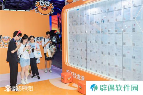 螃蟹账号反诈卷到CJ现场，一栗小莎子现身螃蟹游戏服务网展台