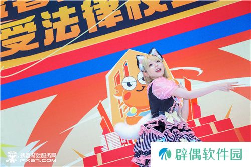 欣小萌空降CJ螃蟹游戏服务网展台热舞，开启CJ梦幻盛宴